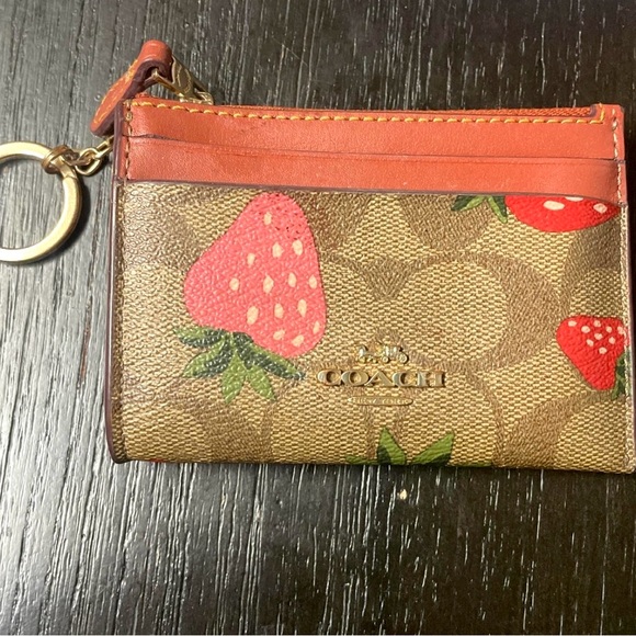 Coach Strawberry Card Case Wallet With Gold Key Ring Signature Logo
